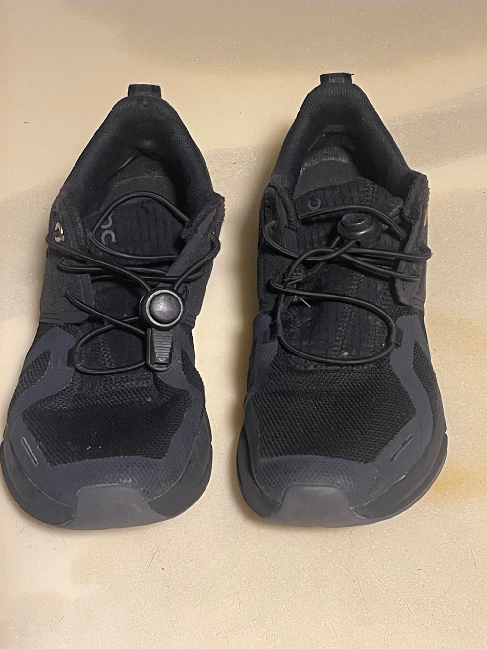 On Running Men's Black Athletic
Cloud-Style Trainers USY4
